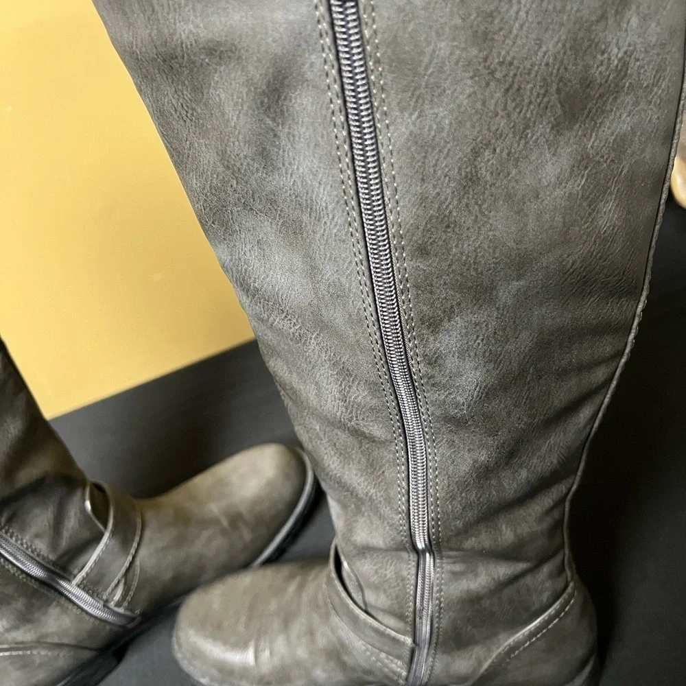 DIDOA GRAY KNEE HIGH SIZE 6.5 LADIES BOOTS. ZIPPER ON BOTH SIDES. 1-1/8” HERL